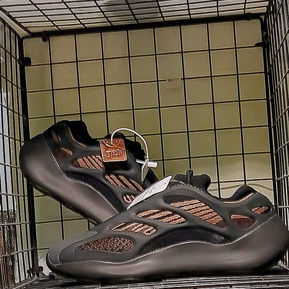 Adidas Yeezy 700 9.5